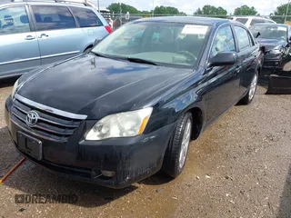 2007 Toyota Avalon XL z VIN 4T1BK36B87U184714, wystawiony jako IAAI lot #42243997 z przebiegiem 165 691 mil mil oraz . Historia ofert i sprzedaży dostępna na DreamBid. Obrazek 2.