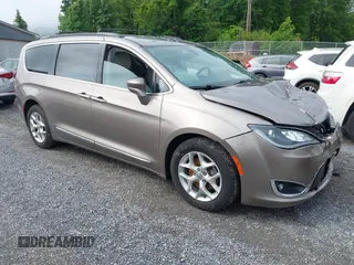 2017 Chrysler Pacifica Touring L z VIN 2C4RC1BG6HR708284, wystawiony jako IAAI lot #42273843 z przebiegiem 166 393 mil mil oraz . Historia ofert i sprzedaży dostępna na DreamBid. Obrazek 1.