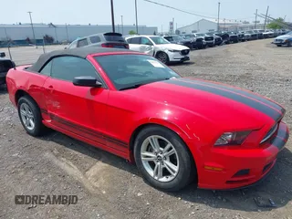 2014 Ford Mustang V6 z VIN 1ZVBP8EM7E5275774, wystawiony jako IAAI lot #42482769 z przebiegiem 95 891 mil mil oraz . Historia ofert i sprzedaży dostępna na DreamBid. Obrazek 1.