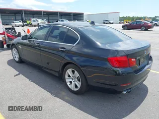 2013 BMW 5 Series 528i xDrive z VIN WBAXH5C54DDW15982, wystawiony jako IAAI lot #42340840 z przebiegiem 102 200 mil mil oraz . Historia ofert i sprzedaży dostępna na DreamBid. Obrazek 3.