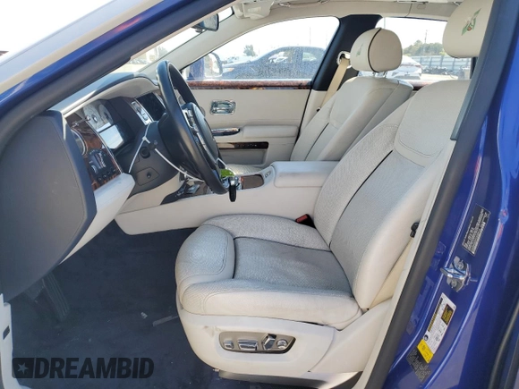 2015 Rolls-Royce Ghost z VIN SCA664S55FUX53413, wystawiony jako Copart lot #50022965 z przebiegiem Nie podano mil oraz Szkody całkowita. Historia ofert i sprzedaży dostępna na DreamBid. Obrazek 7.