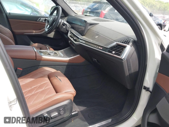2024 BMW X5 xDrive40i z VIN 5UX23EU05R9S29952, wystawiony jako IAAI lot #42177371 z przebiegiem 26 832 mil mil oraz . Historia ofert i sprzedaży dostępna na DreamBid. Obrazek 5.