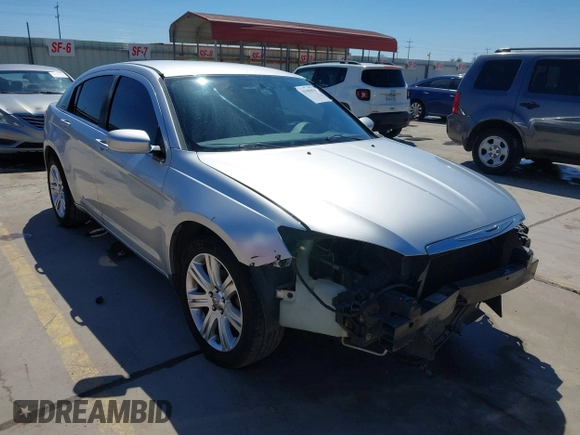 2012 Chrysler 200 Touring z VIN 1C3CCBBB1CN206356, wystawiony jako IAAI lot #41599679 z przebiegiem 286 239 mil mil oraz . Historia ofert i sprzedaży dostępna na DreamBid. Obrazek 1.