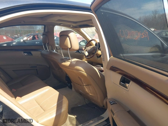 2009 Mercedes-Benz S-Class 5.5L V8 with VIN WDDNG86X39A281373, listed as a IAAI auction lot 42032509 with 197,221 mi miles. Bid and sale history available at carsss.com. Image 8.