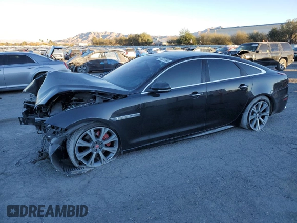 2015 Jaguar XJ z VIN SAJWA1CZ5F8V90554, wystawiony jako Copart lot #83623994 z przebiegiem 104 440 mil mil oraz Szkoda całkowita • Salvage title. Historia ofert i sprzedaży dostępna na DreamBid. Obrazek 1.