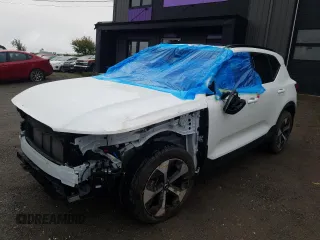 2023 Volvo XC40 Ultimate Dark Theme z VIN YV4L12UX8P2952575, wystawiony jako Copart lot #72947074 z przebiegiem Nie podano mil oraz Szkody całkowita. Historia ofert i sprzedaży dostępna na DreamBid. Obrazek 1.