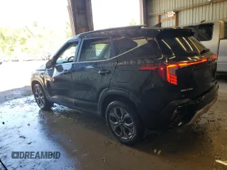 2024 Kia Seltos S z VIN KNDEUCAA4R7589092, wystawiony jako Copart lot #57033015 z przebiegiem 6 390 mil mil oraz Szkoda całkowita • Salvage title. Historia ofert i sprzedaży dostępna na DreamBid. Obrazek 2.