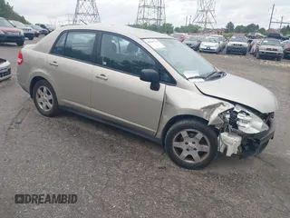2009 Nissan Versa S z VIN 3N1BC11E29L501393, wystawiony jako IAAI lot #42314724 z przebiegiem 163 503 mil mil oraz . Historia ofert i sprzedaży dostępna na DreamBid. Obrazek 1.
