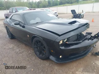 2016 Dodge Challenger R/T Scat Pack z VIN 2C3CDZFJ4GH118973, wystawiony jako IAAI lot #41960654 z przebiegiem 180 315 mil mil oraz . Historia ofert i sprzedaży dostępna na DreamBid. Obrazek 18.