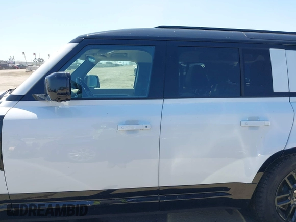 2024 Land Rover Defender X-Dynamic SE with VIN SALE27EU5R2352344, listed as a IAAI auction lot 42314350 with 12,517 mi miles and . Bid and sale history available at DreamBid. Image 13.