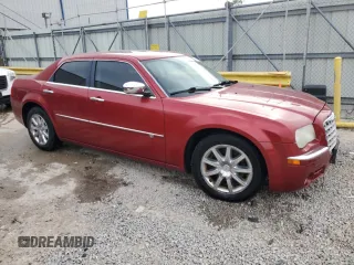 2008 Chrysler 300 C Hemi z VIN 2C3KA63H98H140585, wystawiony jako Copart lot #56714545 z przebiegiem 106 550 mil mil oraz Nie do naprawy • Non repairable. Historia ofert i sprzedaży dostępna na DreamBid. Obrazek 4.
