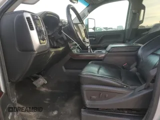 2015 GMC Sierra 3500HD SLT z VIN 1GT423E89FF547639, wystawiony jako Copart lot #86342214 z przebiegiem 185 012 mil mil oraz Szkoda całkowita • Salvage title. Historia ofert i sprzedaży dostępna na DreamBid. Obrazek 7.