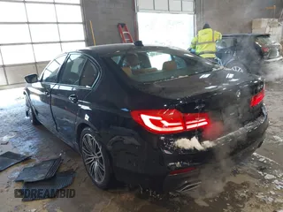 2020 BMW 5 Series 540i xDrive z VIN WBAJS3C06LCE00319, wystawiony jako IAAI lot #41384030 z przebiegiem 49 941 mil mil oraz . Historia ofert i sprzedaży dostępna na DreamBid. Obrazek 3.