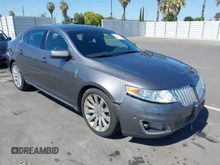 2011 Lincoln MKS EcoBoost z VIN 1LNHL9FT2BG609337, wystawiony jako IAAI lot #42328618 z przebiegiem 96 022 mil mil oraz . Historia ofert i sprzedaży dostępna na DreamBid. Obrazek 1.