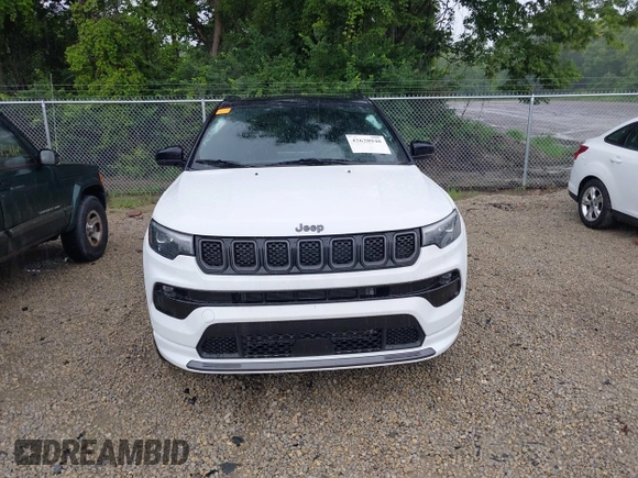 2023 Jeep Compass (RED) Edition z VIN 3C4NJDCN0PT524005, wystawiony jako IAAI lot #42628948 z przebiegiem 34 737 mil mil oraz . Historia ofert i sprzedaży dostępna na DreamBid. Obrazek 12.