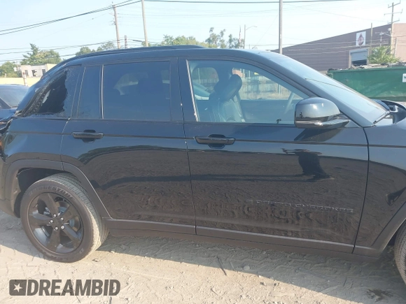 2024 Jeep Grand Cherokee Laredo z VIN 1C4RJHAG0RC235461, wystawiony jako IAAI lot #40354033 z przebiegiem 589 mil mil oraz . Historia ofert i sprzedaży dostępna na DreamBid. Obrazek 13.