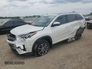 2019 Toyota Highlander SE z VIN 5TDJZRFH2KS570786, wystawiony jako Copart lot #55939055 z przebiegiem 130 619 mil mil oraz Szkoda całkowita • Salvage title. Historia ofert i sprzedaży dostępna na DreamBid. Obrazek 1.