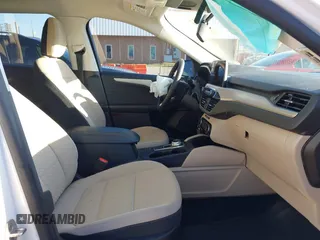 2022 Ford Escape SE z VIN 1FMCU0G64NUB64536, wystawiony jako IAAI lot #41834238 z przebiegiem 31 686 mil mil oraz . Historia ofert i sprzedaży dostępna na DreamBid. Obrazek 5.