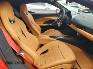 2024 Ferrari 296 GTB z VIN ZFF99SLA9R0310238, wystawiony jako Copart lot #81647524 z przebiegiem Nie podano mil oraz Szkody całkowita. Historia ofert i sprzedaży dostępna na DreamBid. Obrazek 10.