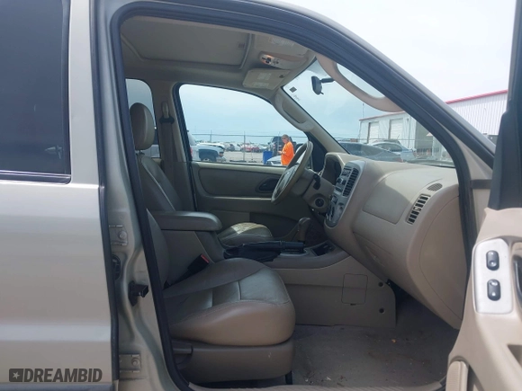 2005 Ford Escape XLT with VIN 1FMYU93135KC70928, listed as a IAAI auction lot 42102594 with 107,225 mi miles. Bid and sale history available at carsss.com. Image 5.