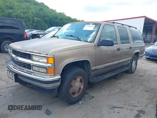 1996 Chevrolet Suburban z VIN 1GNFK16R9TJ326563, wystawiony jako IAAI lot #42300678 z przebiegiem 211 224 mil mil oraz . Historia ofert i sprzedaży dostępna na DreamBid. Obrazek 2.