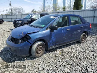 2009 Nissan Versa 1.6 z VIN 3N1CC11EX9L482841, wystawiony jako Copart lot #53122585 z przebiegiem 144 798 mil mil oraz Szkody całkowita. Historia ofert i sprzedaży dostępna na DreamBid. Obrazek 1.