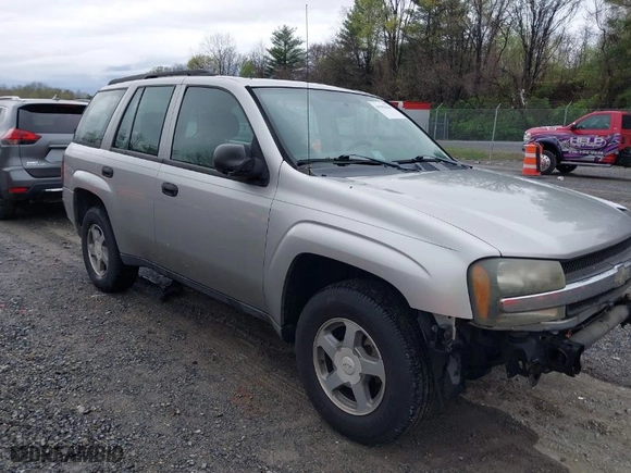 2004 Chevrolet TrailBlazer LS with VIN 1GNDT13S542370499, listed as a IAAI auction lot 41983818 with 1 mi miles. Bid and sale history available at carsss.com. Image 1.