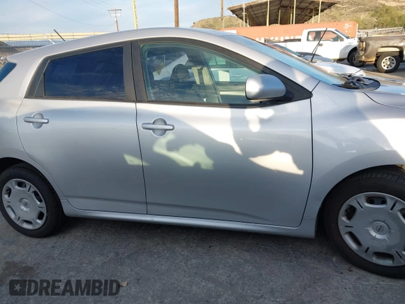 2011 Toyota Matrix z VIN 2T1KU4EE9BC562237, wystawiony jako IAAI lot #41882972 z przebiegiem 103 814 mil mil oraz . Historia ofert i sprzedaży dostępna na DreamBid. Obrazek 13.