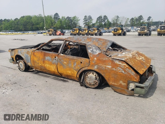 1985 Cadillac Seville z VIN 1G6KS6988FE825863, wystawiony jako Copart lot #52723115 z przebiegiem Nie podano mil oraz Szkoda całkowita • Salvage title. Historia ofert i sprzedaży dostępna na DreamBid. Obrazek 2.