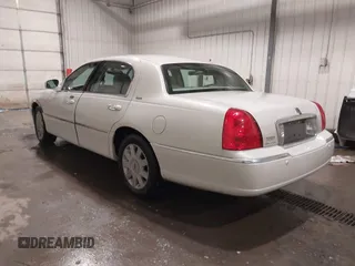 2004 Lincoln Town Car Ultimate z VIN 1LNHM83W74Y640747, wystawiony jako IAAI lot #41612377 z przebiegiem 36 400 mil mil oraz . Historia ofert i sprzedaży dostępna na DreamBid. Obrazek 3.