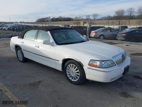 2005 Lincoln Town Car Signature with VIN 1LNHM81W85Y618082, listed as a IAAI auction lot 41496713 with 52,752 mi miles. Bid and sale history available at carsss.com. Image 1.