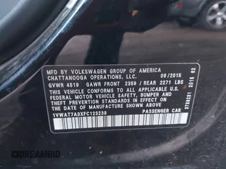 2015 Volkswagen Passat Limited Edition Edition z VIN 1VWAT7A3XFC123239, wystawiony jako IAAI lot #42321970 z przebiegiem 100 436 mil mil oraz . Historia ofert i sprzedaży dostępna na DreamBid. Obrazek 9.
