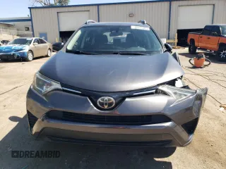 2017 Toyota RAV4 LE z VIN JTMBFREV0HJ703801, wystawiony jako Copart lot #60272025 z przebiegiem 73 370 mil mil oraz Szkoda całkowita • Salvage title. Historia ofert i sprzedaży dostępna na DreamBid. Obrazek 5.