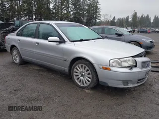 2004 Volvo S80 with VIN YV1TS91Z141338574, listed as a IAAI auction lot 41702697 with 255,808 mi miles. Bid and sale history available at carsss.com. Image 1.