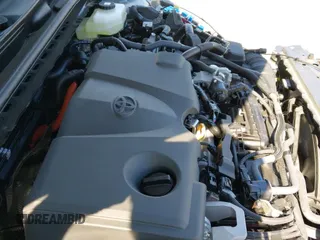 2025 Toyota Camry LE z VIN 4T1DAACK2SU589335, wystawiony jako IAAI lot #43126773 z przebiegiem 4 696 mil mil oraz . Historia ofert i sprzedaży dostępna na DreamBid. Obrazek 18.
