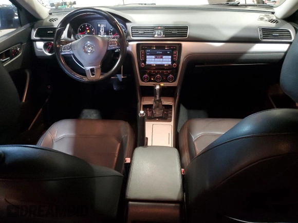 2012 Volkswagen Passat SE z VIN 1VWBP7A39CC080551, wystawiony jako Copart lot #57606895 z przebiegiem 154 965 mil mil oraz Czysty tytuł • Clean title. Historia ofert i sprzedaży dostępna na DreamBid. Obrazek 8.