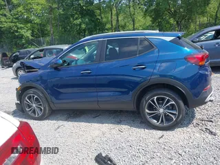 2021 Buick Encore GX Select z VIN KL4MMESL8MB090268, wystawiony jako IAAI lot #42729801 z przebiegiem 27 516 mil mil oraz . Historia ofert i sprzedaży dostępna na DreamBid. Obrazek 14.
