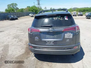 2018 Toyota RAV4 LE с VIN JTMBFREVXJJ745379, выставлен на аукционе IAAI как лот 42269832 с пробегом Не указан миль и . История ставок и продаж доступна на DreamBid. Изображение 16.