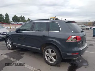 2013 Volkswagen Touareg Exec z VIN WVGEP9BP7DD010339, wystawiony jako IAAI lot #41094662 z przebiegiem 91 280 mil mil oraz . Historia ofert i sprzedaży dostępna na DreamBid. Obrazek 3.