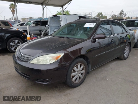 2002 Toyota Camry XLE z VIN JTDBF32K520006497, wystawiony jako IAAI lot #42021538 z przebiegiem 162 583 mil mil oraz . Historia ofert i sprzedaży dostępna na DreamBid. Obrazek 2.