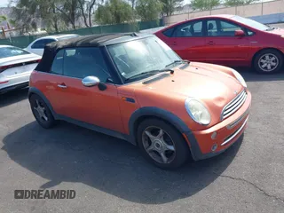 2005 MINI Convertible z VIN WMWRF33495TG10801, wystawiony jako IAAI lot #42773845 z przebiegiem 164 502 mil mil oraz . Historia ofert i sprzedaży dostępna na DreamBid. Obrazek 1.