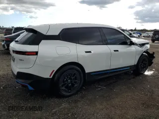 2024 BMW iX xDrive50 z VIN WB523CF02RCS04556, wystawiony jako Copart lot #46817195 z przebiegiem 7 915 mil mil oraz Czysty tytuł • Clean title. Historia ofert i sprzedaży dostępna na DreamBid. Obrazek 3.