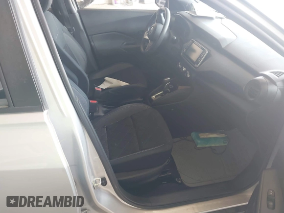2019 Nissan Kicks S z VIN 3N1CP5CU5KL555586, wystawiony jako IAAI lot #42426743 z przebiegiem 122 015 mil mil oraz . Historia ofert i sprzedaży dostępna na DreamBid. Obrazek 5.