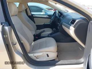 2013 Volkswagen Jetta SE z VIN 3VWDX7AJ4DM236406, wystawiony jako IAAI lot #41785884 z przebiegiem 136 762 mil mil oraz . Historia ofert i sprzedaży dostępna na DreamBid. Obrazek 5.
