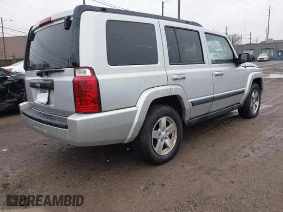 2008 Jeep Commander Sport z VIN 1J8HG48K88C135385, wystawiony jako IAAI lot #41044576 z przebiegiem 174 695 mil mil oraz . Historia ofert i sprzedaży dostępna na DreamBid. Obrazek 4.