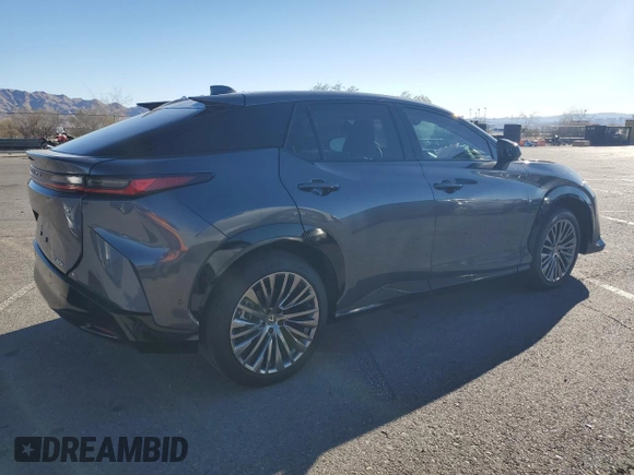 2024 Lexus RZ 300e Premium z VIN JTJABABB4RA005239, wystawiony jako Copart lot #79508374 z przebiegiem 4177 mil mil oraz Szkody całkowita. Historia ofert i sprzedaży dostępna na DreamBid. Obrazek 3.