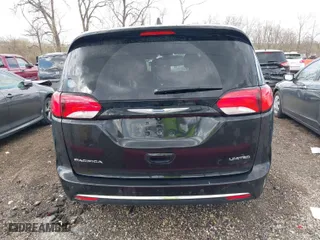 2017 Chrysler Pacifica Limited with VIN 2C4RC1GG0HR770093, listed as a IAAI auction lot 41876582 with 82,614 mi miles. Bid and sale history available at carsss.com. Image 16.