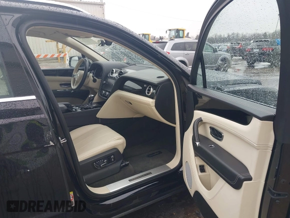 2019 Bentley Bentayga V8 z VIN SJAAM2ZVXKC025218, wystawiony jako IAAI lot #41741586 z przebiegiem 52 457 mil mil oraz . Historia ofert i sprzedaży dostępna na DreamBid. Obrazek 5.