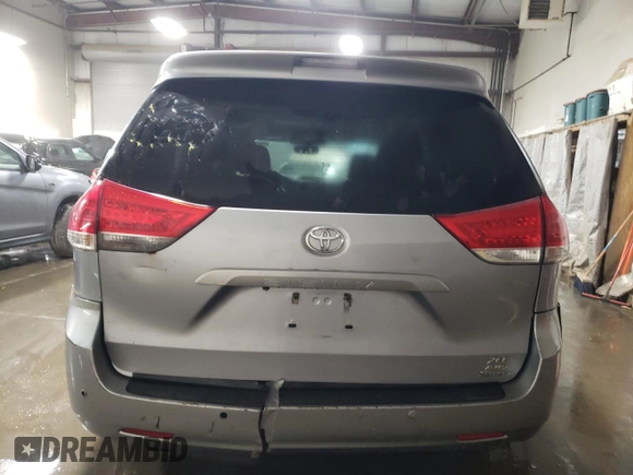 2012 Toyota Sienna XLE z VIN 5TDDK3DC5CS033868, wystawiony jako Copart lot #74727814 z przebiegiem 98 798 mil mil oraz Szkoda całkowita • Salvage title. Historia ofert i sprzedaży dostępna na DreamBid. Obrazek 6.