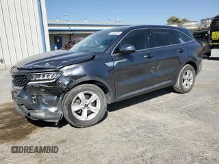 2022 Kia Sorento LX z VIN 5XYRG4LC9NG086684, wystawiony jako Copart lot #48925425 z przebiegiem 51 376 mil mil oraz Szkoda całkowita • Salvage title. Historia ofert i sprzedaży dostępna na DreamBid. Obrazek 1.